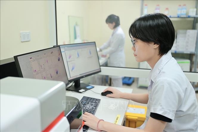Hệ thống máy đếm tế bào dòng chảy 13 kênh màu, đánh giá tình trạng suy giảm miễn dịch của người bệnh ung thư, chẩn đoán ung thư máu… Ảnh: Minh Quyết – TTXVN