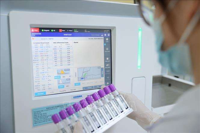 Hệ thống máy đếm tế bào máu để đánh giá thiếu máu, các bệnh lý bạch cầu, hạ tiểu cầu của bệnh nhân. Ảnh: Minh Quyết – TTXVN