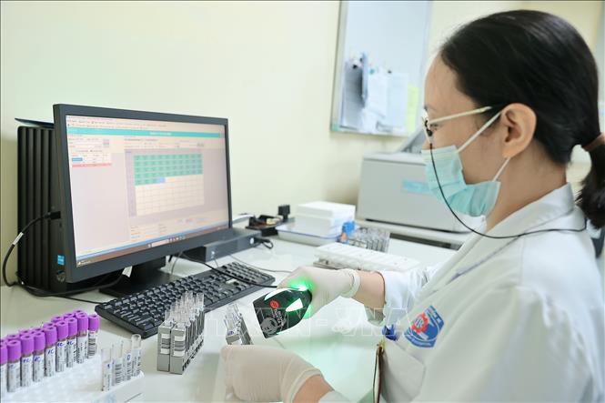 Ngoài lĩnh vực xạ trị ung bướu, Bệnh viện K đồng thời đưa vào vận hành nhiều hệ thống thiết bị phục vụ chẩn đoán và điều trị ung thư như hệ thống nội soi hiện đại, hơn 30 thiết bị xét nghiệm sinh hóa - huyết học… Ảnh: Minh Quyết – TTXVN