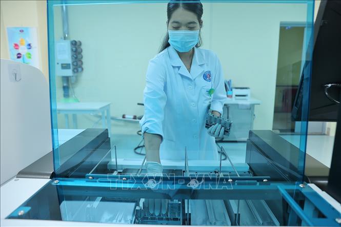 Bệnh viện trang bị hệ thống Cobas pro - nền tảng xét nghiệm tích hợp thế hệ mới nhất dành cho các phòng xét nghiệm. Đây là nền tảng mô đun linh hoạt, có khả năng tích hợp đồng thời xét nghiệm sinh hóa lâm sàng, miễn dịch và điện giải đồ trên cùng một dàn máy tự động hóa cao, với tổng công suất lên đến 4.400 xét nghiệm/giờ. Ảnh: Minh Quyết – TTXVN
