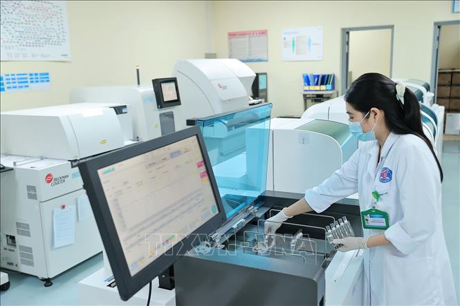 Bệnh viện trang bị hệ thống Cobas pro - nền tảng xét nghiệm tích hợp thế hệ mới nhất dành cho các phòng xét nghiệm. Đây là nền tảng mô đun linh hoạt, có khả năng tích hợp đồng thời xét nghiệm sinh hóa lâm sàng, miễn dịch và điện giải đồ trên cùng một dàn máy tự động hóa cao, với tổng công suất lên đến 4.400 xét nghiệm/giờ. Ảnh: Minh Quyết – TTXVN