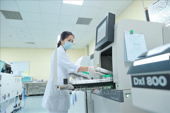 Ngoài lĩnh vực xạ trị ung bướu, Bệnh viện K đồng thời đưa vào vận hành nhiều hệ thống thiết bị phục vụ chẩn đoán và điều trị ung thư như hệ thống nội soi hiện đại, hơn 30 thiết bị xét nghiệm sinh hóa - huyết học… Ảnh: Minh Quyết – TTXVN