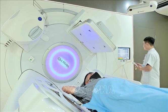 Với số lượng bệnh nhân ngày càng lớn, nhu cầu điều trị ngày càng cao, được sự quan tâm chỉ đạo của lãnh đạo Bộ Y tế, Bệnh viện K đã đầu tư 2 máy xạ gia tốc Versa HD phiên bản mới nhất đưa vào vận hành để điều trị cho người bệnh. Ảnh: Minh Quyết – TTXVN
