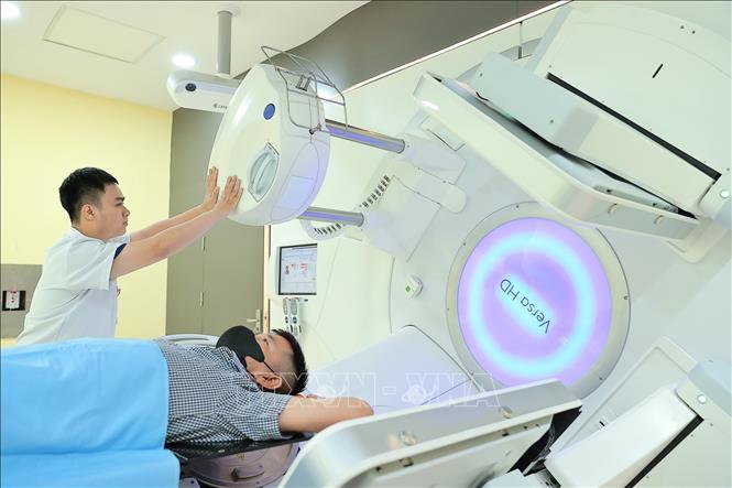 Với số lượng bệnh nhân ngày càng lớn, nhu cầu điều trị ngày càng cao, được sự quan tâm chỉ đạo của lãnh đạo Bộ Y tế, Bệnh viện K đã đầu tư 2 máy xạ gia tốc Versa HD phiên bản mới nhất đưa vào vận hành để điều trị cho người bệnh. Ảnh: Minh Quyết – TTXVN