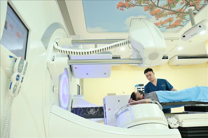 Với số lượng bệnh nhân ngày càng lớn, nhu cầu điều trị ngày càng cao, được sự quan tâm chỉ đạo của lãnh đạo Bộ Y tế, Bệnh viện K đã đầu tư 2 máy xạ gia tốc Versa HD phiên bản mới nhất đưa vào vận hành để điều trị cho người bệnh. Ảnh: Minh Quyết – TTXVN