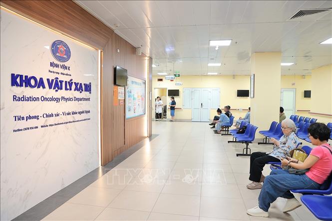 Việc Bệnh viện K đưa vào vận hành 2 máy xạ trị gia tốc thế hệ mới cùng nhiều hệ thống thiết bị hiện đại là bước đi quan trọng nhằm nâng cao chất lượng điều trị, giúp người bệnh được tiếp cận kỹ thuật tiên tiến ngay trong nước, giảm gánh nặng chi phí và quá tải cho hệ thống y tế. Ảnh: Minh Quyết – TTXVN
