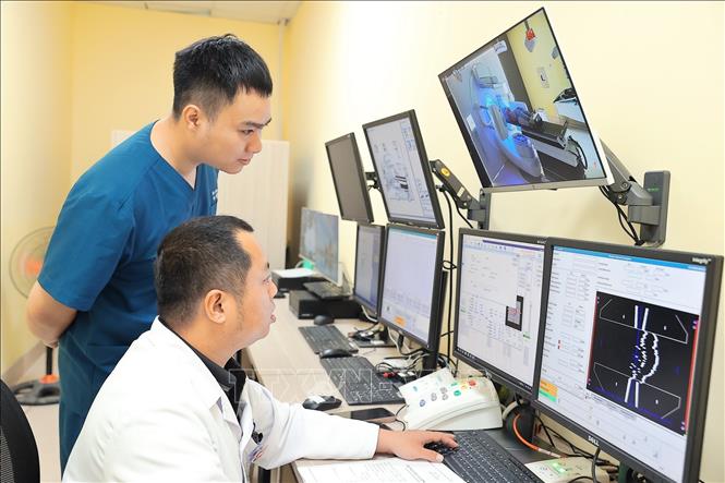 Với số lượng bệnh nhân ngày càng lớn, nhu cầu điều trị ngày càng cao, được sự quan tâm chỉ đạo của lãnh đạo Bộ Y tế, Bệnh viện K đã đầu tư 2 máy xạ gia tốc Versa HD phiên bản mới nhất đưa vào vận hành để điều trị cho người bệnh. Ảnh: Minh Quyết – TTXVN
