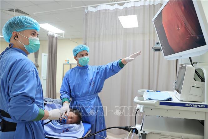 Ngoài lĩnh vực xạ trị ung bướu, Bệnh viện K đồng thời đầu tư hệ thống phục vụ sinh hóa-huyết học, pha chế thuốc tập trung, giải phẫu bệnh, phẫu thuật gây mê hồi sức và nội soi thăm dò chức năng. Ảnh: Minh Quyết – TTXVN