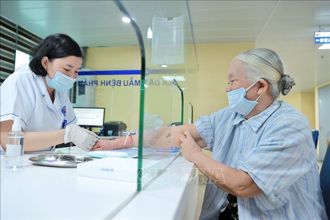 Bệnh nhân đến khám tại bệnh viện K cơ sở Quán Sứ. Ảnh: Minh Quyết – TTXVN