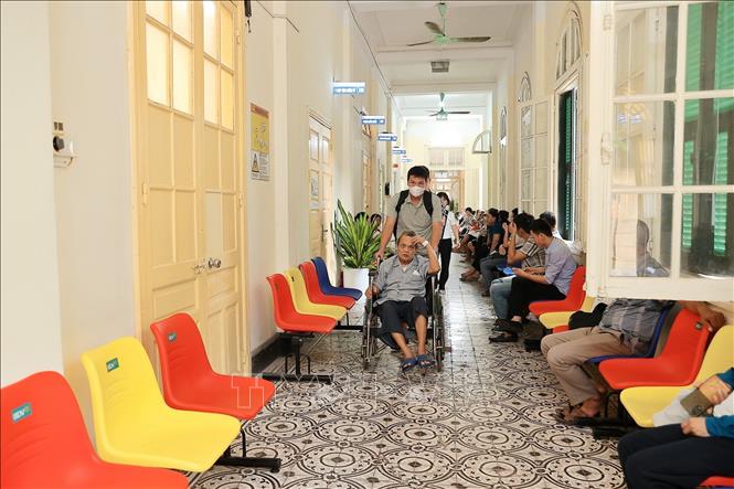 Bệnh nhân đến khám tại bệnh viện K cơ sở Quán Sứ. Ảnh: Minh Quyết – TTXVN