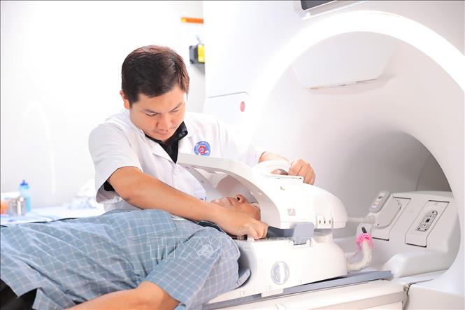 Ngoài lĩnh vực xạ trị ung bướu, Bệnh viện K đồng thời đưa vào vận hành nhiều hệ thống thiết bị phục vụ chẩn đoán và điều trị ung thư như hệ thống nội soi hiện đại, máy sinh thiết vú có hút chân không, máy đốt u bằng sóng cao tần… Ảnh: Minh Quyết – TTXVN