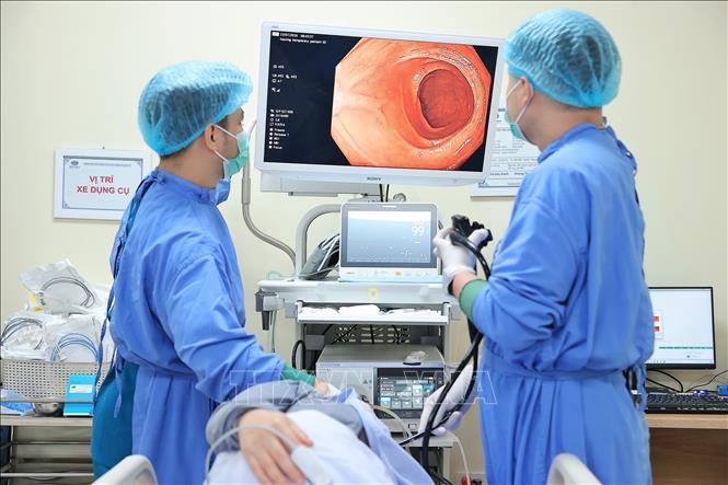 Ngoài lĩnh vực xạ trị ung bướu, Bệnh viện K đồng thời đầu tư hệ thống phục vụ sinh hóa - huyết học, pha chế thuốc tập trung, giải phẫu bệnh, phẫu thuật gây mê hồi sức và nội soi thăm dò chức năng. Ảnh: Minh Quyết – TTXVN