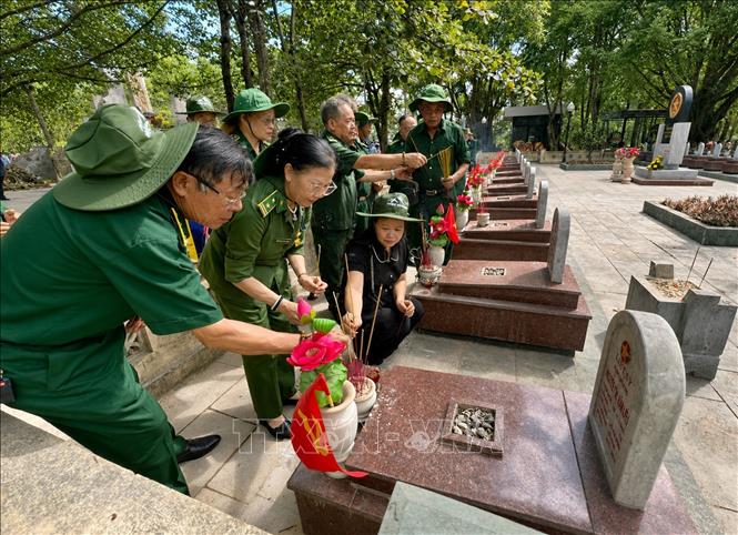 Hội cựu TNXP tỉnh Ninh Bình thắp hương tưởng niệm các Anh hùng liệt sĩ tại Nghĩa trang Liệt sĩ quốc gia Trường Sơn. Ảnh: Nguyên Linh - TTXVN