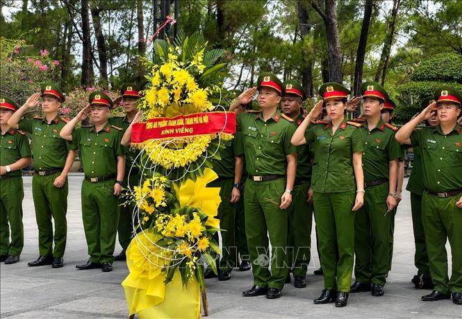 Công an phường Thanh Xuân, Thành phố Hà Nội dâng hương tưởng niệm các Anh hùng liệt sĩ tại Nghĩa trang Liệt sĩ quốc gia Trường Sơn. Ảnh: Nguyên Linh - TTXVN