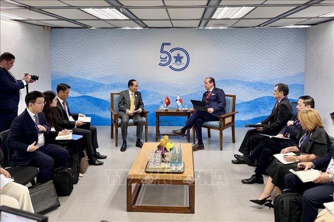 Quang cảnh cuộc gặp giữa Bộ trưởng ngoại giao Lê Hoài Trung và Bộ trưởng Ngoại giao Panama Javier Eduardo Martínez-Acha Vásquez. Ảnh: Việt Dũng - PV TTXVN tại Philippines 