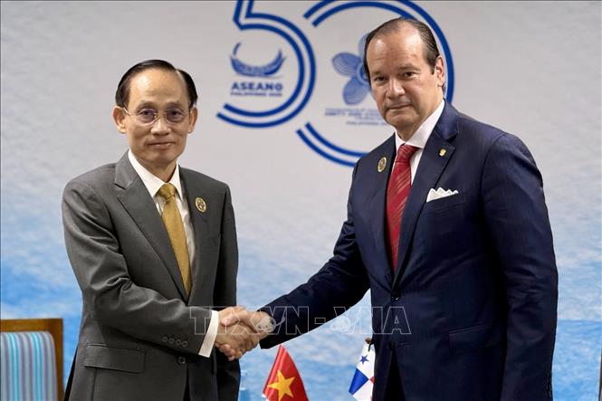 Bộ trưởng ngoại giao Lê Hoài Trung và Bộ trưởng Ngoại giao Panama Javier Eduardo Martínez-Acha Vásquez. Ảnh: Việt Dũng - PV TTXVN tại Philippines 