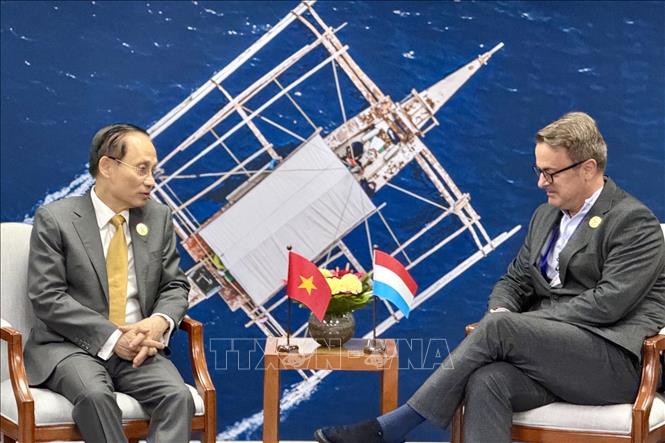Bộ trưởng ngoại giao Lê Hoài Trung và Phó Thủ tướng, Bộ trưởng Ngoại giao Luxembourg Xavier Bettel. Ảnh: Việt Dũng - PV TTXVN tại Philippines 