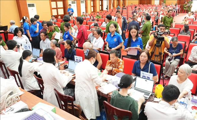 Công tác lấy mẫu sinh phẩm ADN của thân nhân liệt sĩ các phường Nha Trang, Tây Nha Trang, Nam Nha Trang và Bắc Nha Trang. Ảnh: Phan Sáu - TTXVN 