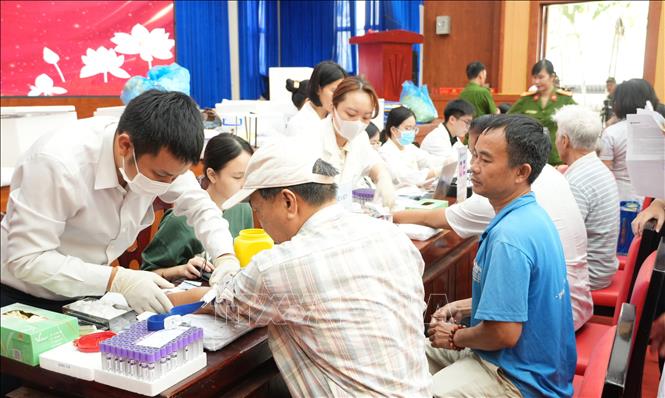 Thân nhân liệt sĩ trú tại phường Nha Trang tham gia cho mẫu sinh phẩm, phục vụ công tác xây dựng, làm giàu ngân hàng gen phục vụ hiệu quả công tác tìm kiếm, xác định danh tính hài cốt các anh hùng liệt sĩ . Ảnh: Phan Sáu - TTXVN 