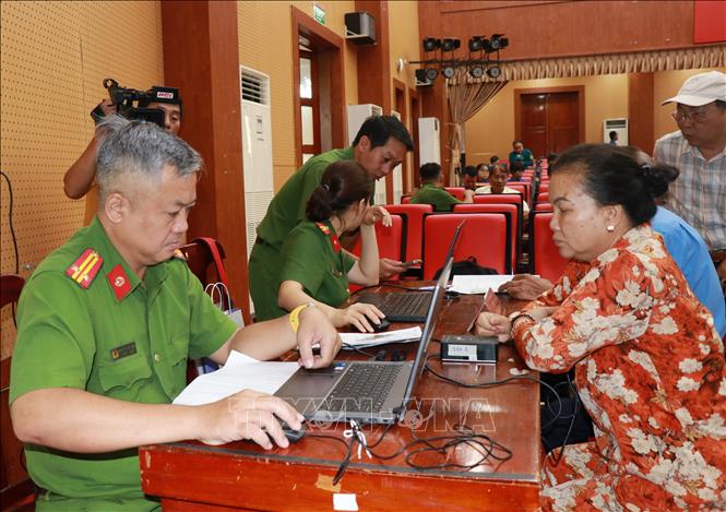 Công an tỉnh Khánh Hòa thực hiện bước kiểm tra thông tin thân nhân liệt sĩ trước khi cho mẫu sinh phẩm ADN. Ảnh: Phan Sáu - TTXVN 