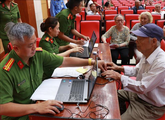 Quy trình kiểm tra thông tin thân nhân liệt sĩ được Công an tỉnh Khánh Hòa thực hiện. Ảnh: Phan Sáu - TTXVN 