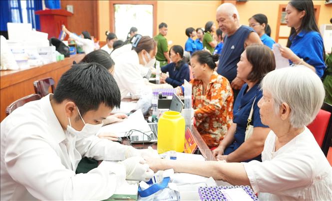 Đa số những thân nhân liệt sĩ cho mẫu sinh phẩm ADN hiện nay đều là những người cao tuổi, có quan hệ chủ yếu cháu, con cái trong gia đình. Ảnh: Phan Sáu - TTXVN 