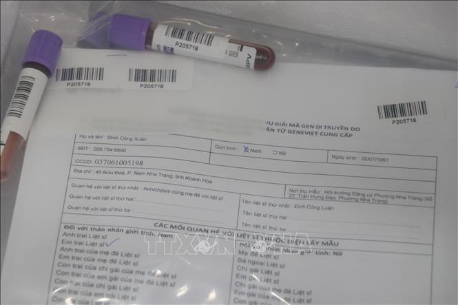 Một bộ mẫu sinh phẩm đầy đủ của thân nhân liệt sĩ để làm công tác xác định ADN. Ảnh: Phan Sáu - TTXVN 
