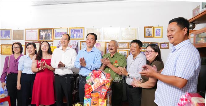 Ông Lữ Quang Ngời, Chủ tịch UBND tỉnh Cà Mau, cùng đoàn công tác đến thăm ông Phạm Thanh Danh, thương binh trong cuộc kháng chiến chống Mỹ, hiện đang sinh sống tại phường Lý Văn Lâm. Ảnh: Tuấn Kiệt – TTXVN