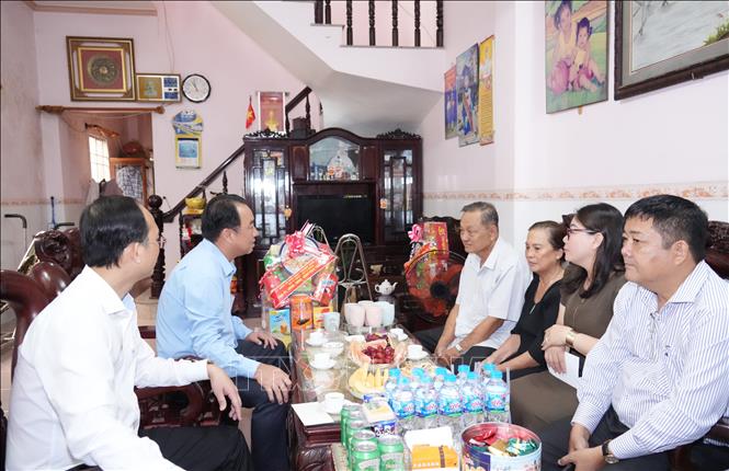 Đoàn công tác đến thăm, tặng quà ông Trần Văn Thưởng (Phường Lý Văn Lâm), thương binh tiêu biểu nhân kỷ niệm 79 năm Ngày Thương binh, liệt sĩ. Ảnh: Tuấn Kiệt – TTXVN
