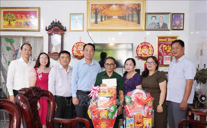 Ông Lữ Quang Ngời, Chủ tịch UBND tỉnh Cà Mau, cùng đoàn công tác đến thăm tặng quà cho ông Trần Văn Thưởng (bệnh binh trong cuộc kháng chiến chống Mỹ), hiện đang sinh sống tại phường Lý Văn Lâm. Ảnh: Tuấn Kiệt – TTXVN