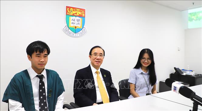Giáo sư Chi Kin (Bennett) Yim (giữa) cùng 2 sinh viên Đặng Đình Việt Anh (trái) và Nguyễn Thế Hồng Hạnh. Ảnh: Lê Anh - PVTTXVN tại Hong Kong (Trung Quốc) 
