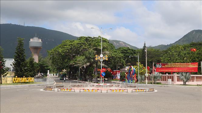 Tại trung tâm đặc khu Côn Đảo, các khẩu hiệu tuyên truyền kỷ niệm 79 năm Ngày Thương binh - Liệt sĩ được treo trang trọng, thu hút ánh nhìn của người dân và du khách. Ảnh: Huỳnh Sơn-TTXVN