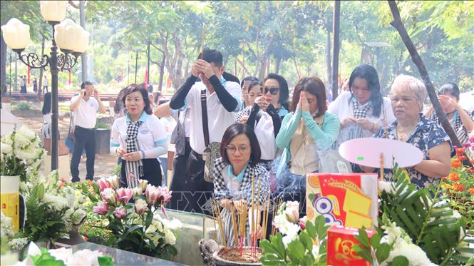 Đoàn cán bộ, công nhân viên chức và lãnh đạo các trường học trên địa bàn phường Diên Hồng, TP. Hồ Chí Minh tri ân các Anh hùng liệt sĩ tại Nghĩa trang Hàng Dương, đặc khu Côn Đảo. Ảnh: Huỳnh Sơn-TTXVN