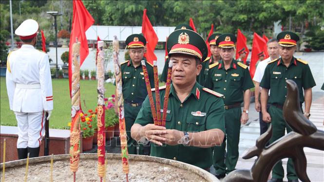 Thiếu tướng Vũ Văn Điền, Tư lệnh Bộ Tư lệnh Thành phố Hồ Chí Minh, dâng hương tri ân các Anh hùng liệt sĩ tại Nghĩa trang Hàng Dương, đặc khu Côn Đảo, sáng 24/7. Ảnh: Huỳnh Sơn-TTXVN