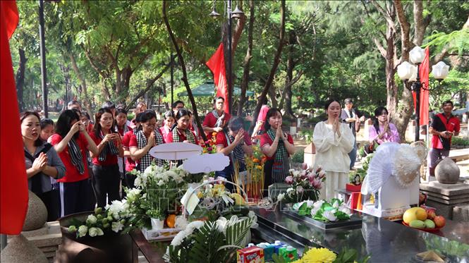 Người dân, du khách và đoàn các địa phương về tri ân các Anh hùng liệt sĩ tại Nghĩa trang Hàng Dương. Ảnh: Huỳnh Sơn-TTXVN