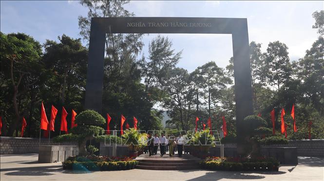 Các đoàn về nguồn đến dâng hương tại Nghĩa trang Hàng Dương, đặc khu Côn Đảo, TP. Hồ Chí Minh. Ảnh: Huỳnh Sơn-TTXVN