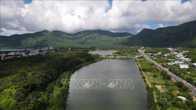 Địa phương tập trung đầu tư đồng bộ hạ tầng giao thông, cảng biển, điện, nước; ưu tiên phát triển du lịch sinh thái, bảo tồn hệ sinh thái rừng và biển, hướng tới xây dựng Côn Đảo thành điểm đến chất lượng cao. Ảnh: Huỳnh Sơn-TTXVN