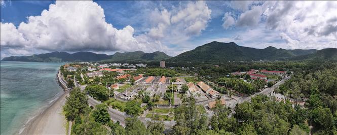 Toàn cảnh hệ thống di tích, bảo tàng, nhà tù đan xen với sự phát triển hôm nay của đặc khu Côn Đảo. Ảnh: Huỳnh Sơn-TTXVN