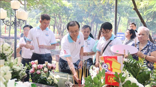 Đông đảo du khách, người dân đến tri ân các Anh hùng liệt sĩ tại Nghĩa trang Hàng Dương, đặc khu Côn Đảo. Ảnh: Huỳnh Sơn-TTXVN