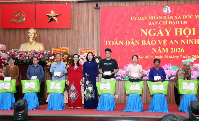 Trao tặng quà của Ủy ban MTTQ Việt Nam Thành phố cho đại diện các hộ gia đình xã Hóc Môn có hoàn cảnh khó khăn. Ảnh: Xuân Khu-TTXVN