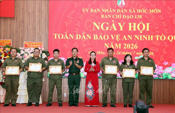 Trao tặng Giấy khen của UBND xã Hóc Môn cho các tập thể, cá nhân có thành tích trong triển khai phong trào 