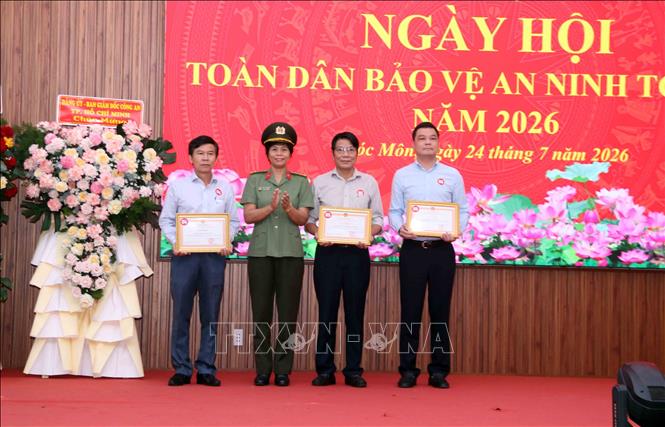 Thay mặt lãnh đạo Công an Thành phố, Thượng tá Cao Thị Hồng Tươi trao tặng Giấy khen của Công an Thành phố cho đại diện tập thể và cá nhân của xã Hóc Môn vì có thành tích xuất sắc trong triển khai phong trào 