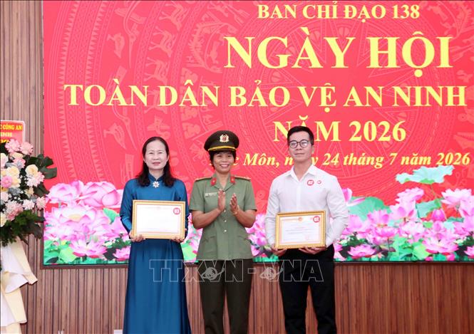 Thay mặt lãnh đạo Công an Thành phố, Thượng tá Cao Thị Hồng Tươi trao tặng Giấy khen của Công an Thành phố cho đại diện tập thể và cá nhân của xã Hóc Môn vì có thành tích xuất sắc trong triển khai phong trào 