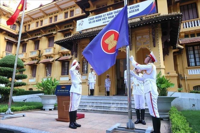 Nghi thức thượng cờ ASEAN nhân dịp kỷ niệm 57 năm thành lập ASEAN tại Hà Nội (8/2024). Ảnh: An Đăng - TTXVN