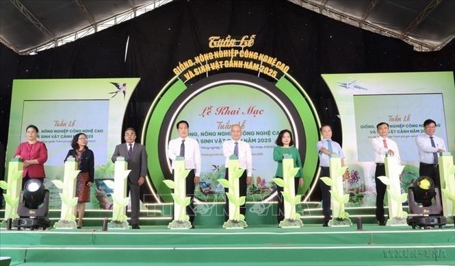 Các đại biểu thực hiện nghi thức khai mạc Tuần lễ giống, nông nghiệp công nghệ cao và sinh vật cảnh năm 2025 với chủ đề “Nông nghiệp Thành phố gắn với Hội nhập Asean” tại TP. Hồ Chí Minh (6/2025). Ảnh: Xuân Anh -TTXVN