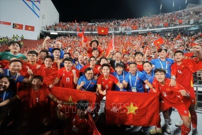 Các cầu thủ trẻ U22 Việt Nam ăn mừng chiến thắng giành Huy chương Vàng môn bóng đá nam SEA Games 31 tại Thái Lan (12/2025). Ảnh: Minh Quyết – TTXVN