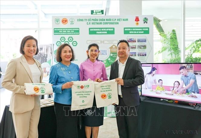Bà Urawadee Sriphiromya, Đại sứ Vương quốc Thái Lan tại Việt Nam cùng các đại biểu tham quan gian trưng bày tại sự kiện SX Roadshow 2025 – Việt Nam, do C asean Vietnam tổ chức. Sự kiện thể hiện vai trò kết nối của Việt Nam trong việc chia sẻ giải pháp và hợp tác vì một ASEAN bền vững (9/2025). Ảnh: Thanh Tùng – TTXVN