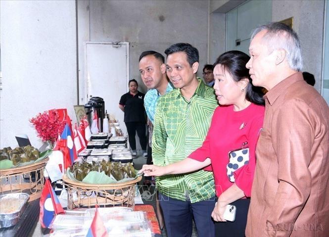 Tổng lãnh sự các nước ASEAN tham quan gian hàng giới thiệu ẩm thực truyền thống các nước ASEAN tại Lễ kỷ niệm 58 năm ngày thành lập Hiệp hội các quốc gia Đông Nam Á (ASEAN) (8/8/1967-8/8/2025) và kỷ niệm 30 năm ngày Việt Nam gia nhập ASEAN (28/7/1995-28/7/2025). Ảnh: Xuân Khu-TTXVN