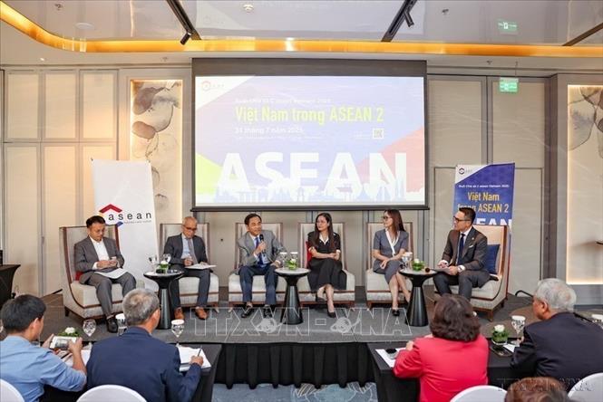 Các diễn giả chia sẻ tại hội thảo “Việt Nam trong ASEAN 2”, nhằm nâng cao nhận thức cộng đồng về vai trò và vị thế của Việt Nam trong ASEAN (Hà Nội, 7/2025). Ảnh: Thanh Tùng – TTXVN