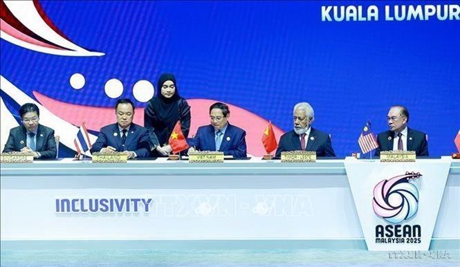 Thủ tướng Phạm Minh Chính ký Tuyên bố kết nạp Timor-Leste là thành viên thứ 11 của tổ chức ASEAN tại Hội nghị Cấp cao ASEAN lần thứ 47 ở Kuala Lumpur, Malaysia (10/2025). Ảnh: Dương Giang - TTXVN